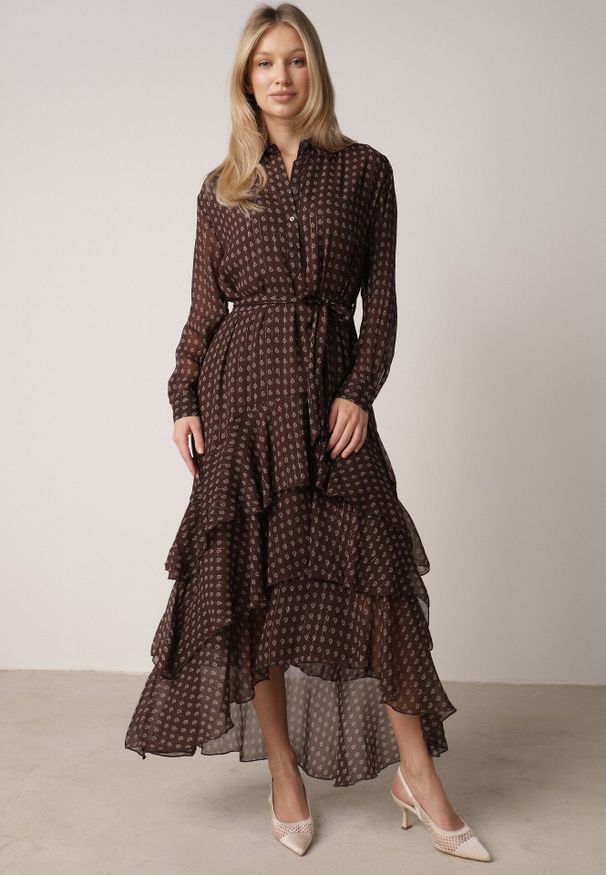 Born2be - Brązowa Koszulowa Sukienka z Dłuższym Tyłem i Falbanami Savandra. Okazja: na co dzień. Kolor: brązowy. Materiał: poliester. Typ sukienki: koszulowe. Styl: casual