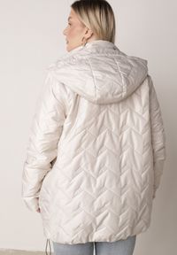 Born2be - Jasnoszara Przejściowa Pikowana Kurtka z Odpinanym Kapturem Nevistta. Okazja: na spacer, na co dzień, do pracy. Kolekcja: plus size. Kolor: szary. Materiał: poliester, jeans. Styl: casual, elegancki #7