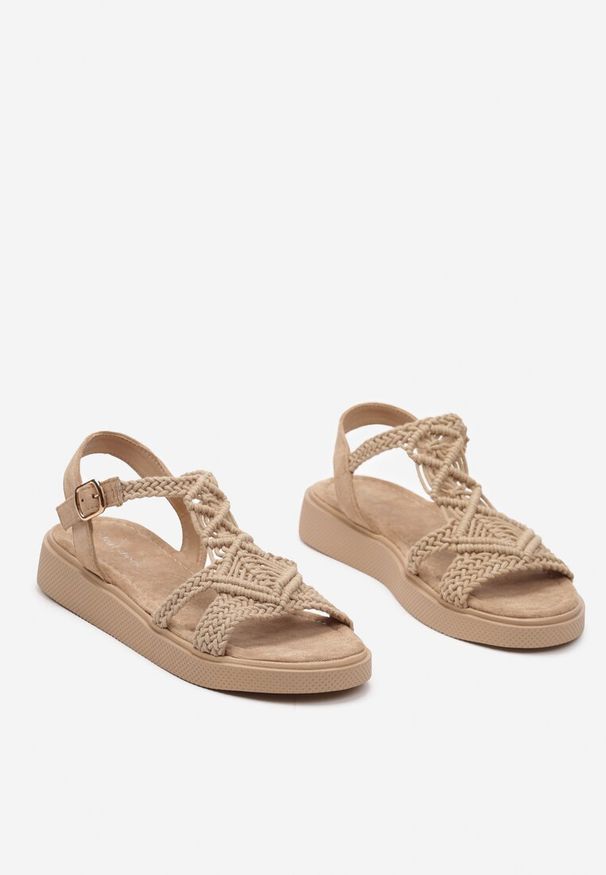 Renee - Ciemnobeżowe Klasyczne Sandały na Płaskiej Podeszwie z Ażurowym Zdobieniem i Zapięciem przy Kostce Moonque. Kolor: beżowy. Materiał: koronka. Wzór: aplikacja, ażurowy. Sezon: lato. Obcas: na płaskiej podeszwie. Styl: klasyczny