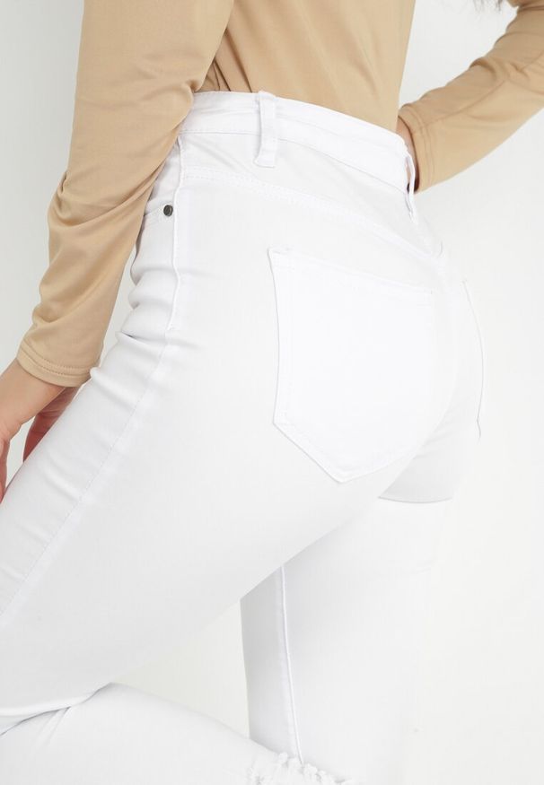 Born2be - Białe Jeansy Skinny z Postrzępioną Nogawką Chiteli. Kolor: biały