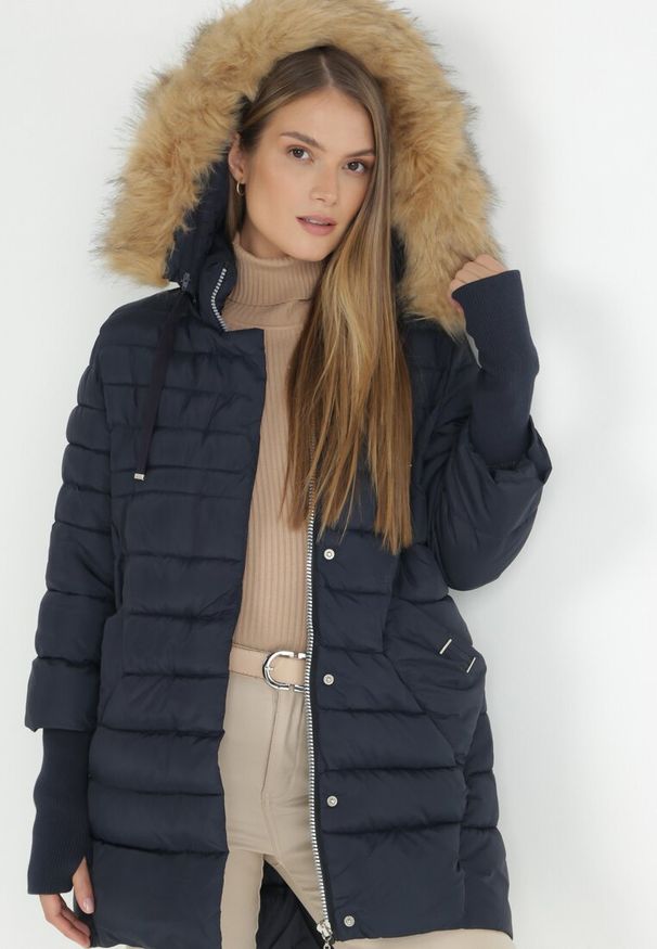 Born2be - Granatowa Kurtka Pikowana z Szerokim Ściągaczem przy Rękawach Rese. Okazja: na co dzień. Kolor: niebieski. Materiał: jeans, futro. Styl: elegancki, casual