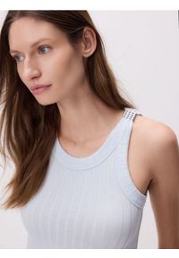 Reserved - Top z ozdobnym detalem - jasnoniebieski. Kolor: niebieski. Materiał: wiskoza