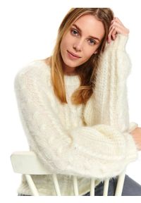 TOP SECRET - Puszysty sweter z warkoczami. Kolekcja: plus size. Kolor: kremowy. Materiał: dzianina, jeans. Wzór: ze splotem. Sezon: zima, jesień. Styl: elegancki #1