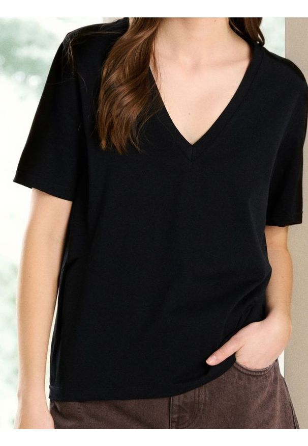 Sinsay - Bawełniana koszulka z dekoltem V - czarny. Kolor: czarny. Materiał: bawełna