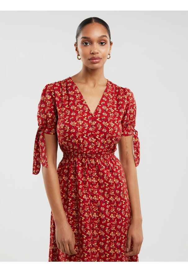 Big-Star - Sukienka damska midi z wiskozy z motywem kwiatowym czerwona Paregi 603. Okazja: na co dzień, na spacer. Typ kołnierza: dekolt w kształcie V. Kolor: czerwony. Wzór: kwiaty. Materiał: wiskoza. Długość rękawa: krótki rękaw. Sezon: wiosna. Styl: casual, elegancki. Długość: midi