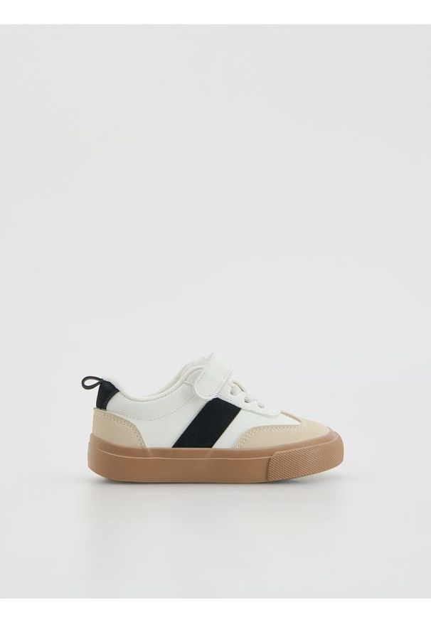 Reserved - Klasyczne trampki - złamana biel. Materiał: materiał. Styl: klasyczny