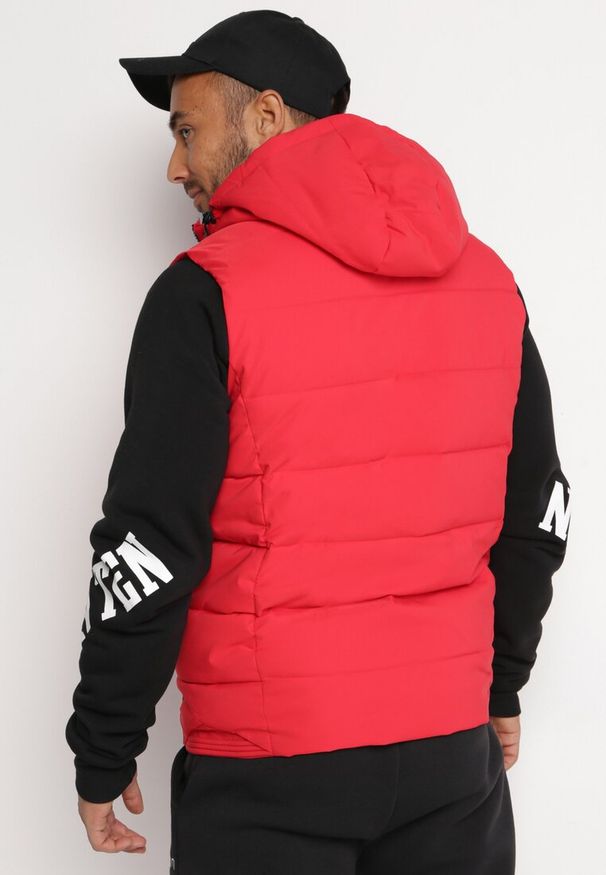 Born2be - Czerwona Pikowana Kamizelka z Kapturem Fabio. Typ kołnierza: kaptur. Kolor: czerwony. Materiał: futro. Wzór: aplikacja