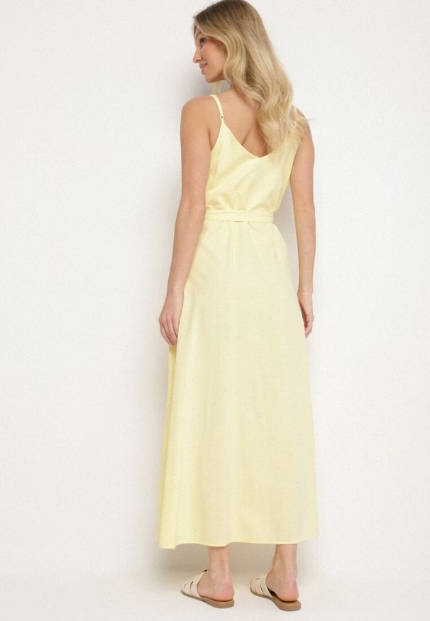 Born2be - Żółta Sukienka z Wiskozą i Bawełną Ozdobiona Paskiem Saviliae. Kolor: żółty. Materiał: wiskoza, bawełna. Długość rękawa: na ramiączkach. Wzór: aplikacja. Styl: elegancki