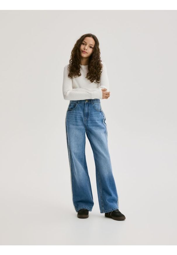 Reserved - Prążkowany sweter - złamana biel. Materiał: prążkowany