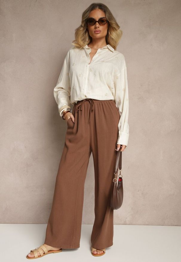 Renee - Beżowa Koszula z Lnem Wiskozą i Haftowanym Wzorem Lisarielis. Okazja: na co dzień, na spotkanie biznesowe, na spacer. Typ kołnierza: kołnierzyk klasyczny. Kolor: beżowy. Długość: długie. Wzór: haft. Materiał: wiskoza, len. Długość rękawa: długi rękaw. Sezon: wiosna, lato. Styl: klasyczny, casual, biznesowy