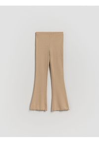 Reserved - Dzianinowe legginsy w prążek - beżowy. Kolor: beżowy. Materiał: dzianina. Wzór: prążki #1