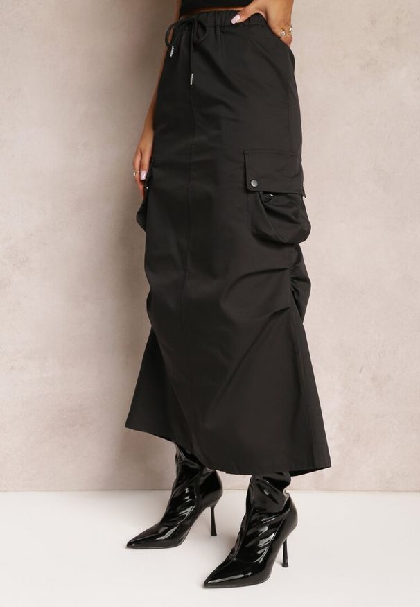 Renee - Czarna Marszczona Spódnica Midi w Stylu Cargo z Gumką w Talii Gacieam. Okazja: na imprezę, na co dzień. Kolor: czarny. Materiał: tkanina. Styl: elegancki, casual