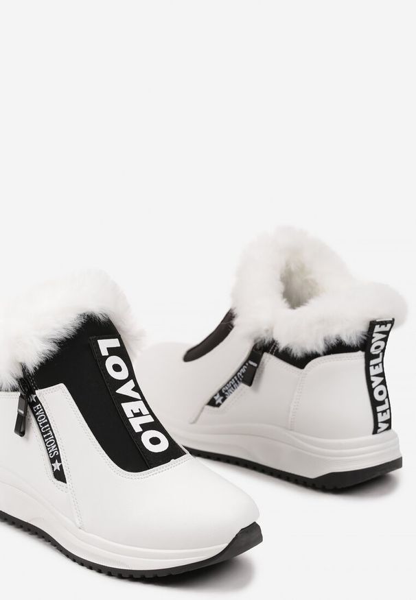 Renee - Białe Sneakersy na Płaskiej Podeszwie Ozdobione Futerkiem i Napisami Rialises. Okazja: na co dzień. Nosek buta: okrągły. Kolor: biały. Materiał: futro. Wzór: napisy, aplikacja. Sezon: zima. Obcas: na płaskiej podeszwie