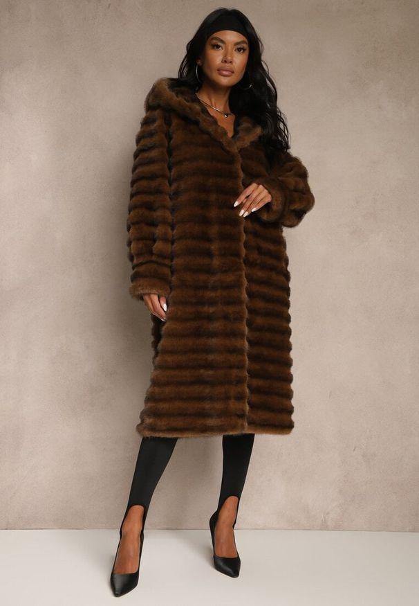 Renee - Brązowy Płaszcz Futerko z Ozdobnymi Przeszyciami i Kapturem Esetia. Okazja: na co dzień. Kolor: brązowy. Materiał: futro. Długość: długie. Styl: casual, elegancki