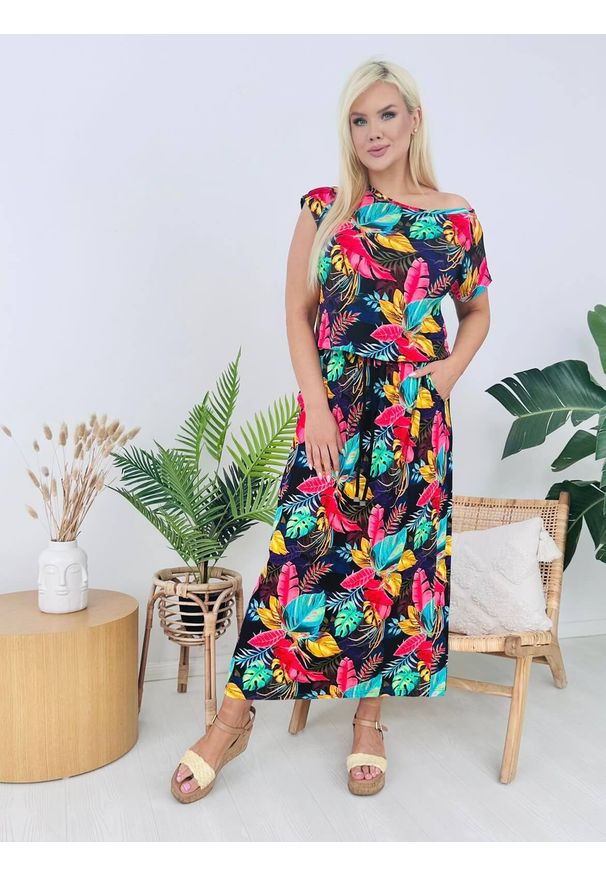 Moda Size Plus Iwanek - Sukienka Salma MAXI w kolorowy print XXL OVERSIZE LATO. Okazja: na co dzień. Materiał: wiskoza, tkanina, dzianina, elastan, poliester. Długość rękawa: krótki rękaw. Wzór: kolorowy, nadruk. Sezon: lato. Typ sukienki: oversize. Styl: boho, casual. Długość: maxi