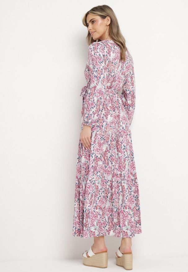 Born2be - Biało-Różowa Wiskozowa Sukienka z Kopertowym Dekoltem i Materiałowym Paskiem z Gumką w Pasie Fiarina. Okazja: na imprezę. Typ kołnierza: dekolt kopertowy. Kolor: czerwony. Materiał: wiskoza, materiał. Typ sukienki: kopertowe. Styl: klasyczny