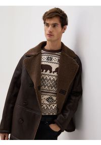 Reserved - Sweter ze świątecznym motywem - kremowy. Kolor: kremowy. Materiał: dzianina, bawełna. Styl: wizytowy #1