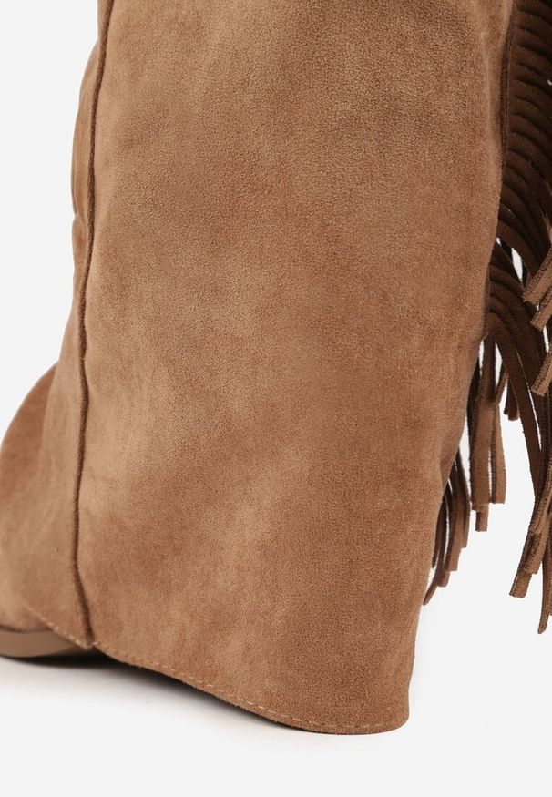 Born2be - Jasnobrązowe Botki Typu Kowbojki na Obcasie z Wywiniętą Cholewką i Frędzlami Uemiris. Okazja: na co dzień. Kolor: brązowy. Materiał: jeans, skóra. Szerokość cholewki: normalna. Wzór: gładki. Obcas: na obcasie. Styl: casual. Wysokość obcasa: średni