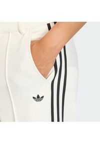 Adidas - adidas Spodnie materiałowe Sport Tailored KC9089 Biały Wide Leg. Kolor: biały. Materiał: syntetyk. Styl: sportowy #4