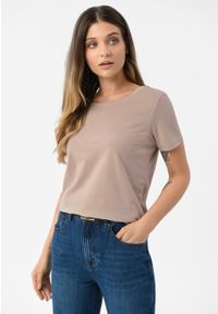 Volcano - Bawełniana koszulka T-PARSLEY. Okazja: na co dzień. Kolor: beżowy. Materiał: bawełna. Długość rękawa: krótki rękaw. Długość: krótkie. Wzór: napisy, aplikacja. Styl: klasyczny, casual, elegancki #1