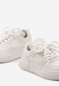 Born2be - Białe Klasyczne Sznurowane Sneakersy na Płaskiej Podeszwie z Transparentną Wstawką Famarie. Nosek buta: okrągły. Zapięcie: sznurówki. Kolor: biały. Materiał: materiał. Obcas: na płaskiej podeszwie. Wysokość obcasa: niski