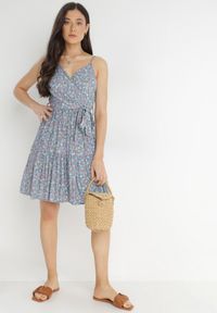 Born2be - Niebieska Sukienka z Wiskozy Porthos. Kolor: niebieski. Materiał: wiskoza. Długość rękawa: na ramiączkach. Wzór: kwiaty. Sezon: lato. Typ sukienki: kopertowe. Długość: mini #3