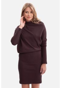 BeWear - Bawełniana ołówkowa sukienka z dzianiny zbluzowana c.brąz. Okazja: do pracy, na randkę, na co dzień. Typ kołnierza: golf, kołnierzyk stójkowy, typu klepsydra. Kolor: brązowy. Materiał: dzianina, bawełna. Typ sukienki: ołówkowe. Styl: elegancki, casual. Długość: mini #1