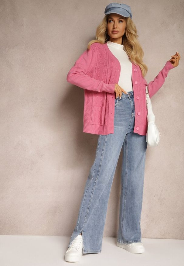 Renee - Ciemnoróżowy Kardigan z Dodatkiem Bawełny Ozdobiony Tłoczeniami i Kieszeniami Mavalin. Okazja: na co dzień. Kolor: różowy. Materiał: bawełna. Długość rękawa: długi rękaw. Długość: długie. Wzór: aplikacja. Styl: casual, elegancki