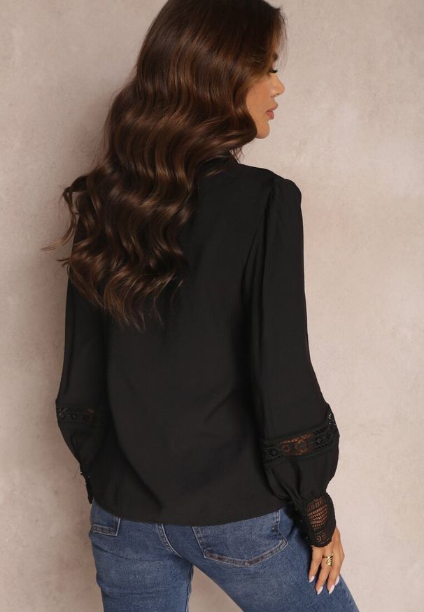 Renee - Czarna Koszula ze Stójką i Koronką Phaeninca. Okazja: na co dzień. Typ kołnierza: kołnierzyk stójkowy. Kolor: czarny. Materiał: koronka. Wzór: koronka. Styl: elegancki, casual