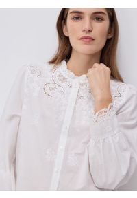 Reserved - Koszula z ażurową wstawką - biały. Kolor: biały. Materiał: bawełna, tkanina. Wzór: ażurowy #1