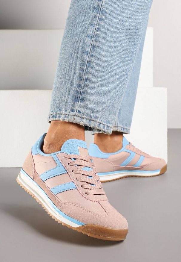 Renee - Różowo-Niebieskie Sneakersy z Geometrycznym Wzorem Eravania. Okazja: na co dzień. Kolor: różowy. Materiał: jeans. Wzór: geometria