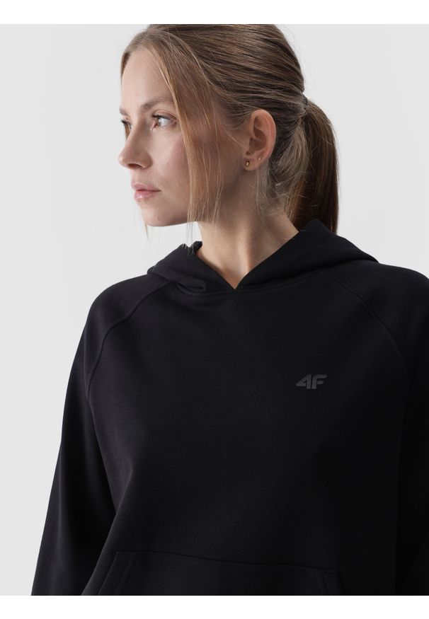 4f - 4F Bluza dresowa nierozpinana z kapturem damska - czarna M. Okazja: na co dzień. Typ kołnierza: kaptur. Kolor: czarny. Materiał: dresówka. Długość rękawa: raglanowy rękaw. Wzór: gładki, ze splotem. Styl: casual, sportowy