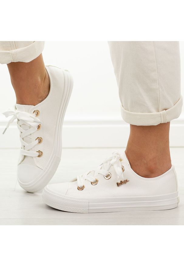 Białe trampki damskie Lee Cooper 4068. Okazja: na spacer, na co dzień. Nosek buta: okrągły. Kolor: biały. Materiał: tkanina. Szerokość cholewki: normalna. Sezon: wiosna, lato. Styl: casual, klasyczny, sportowy