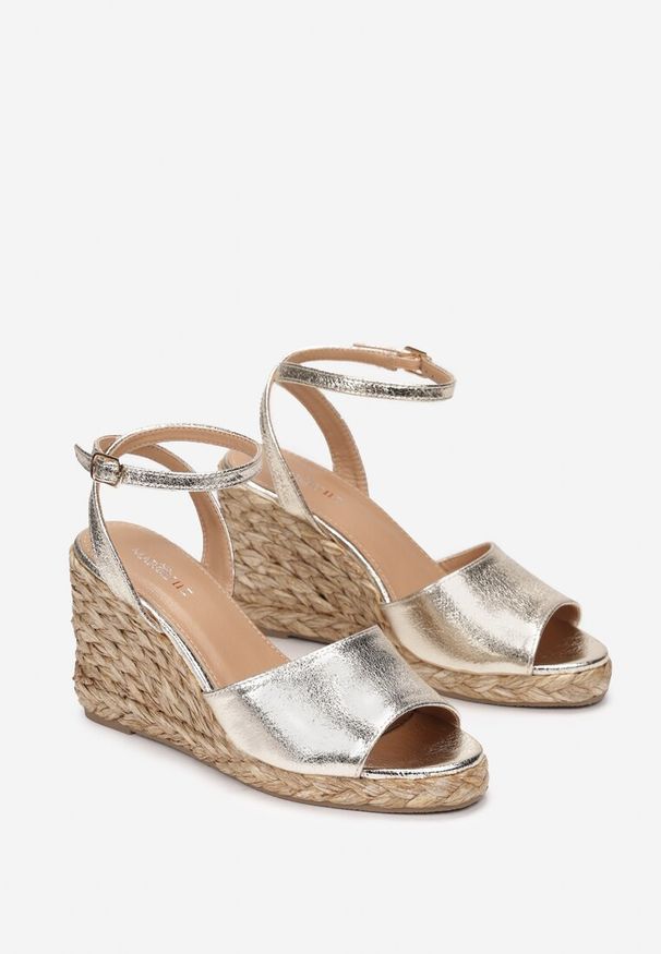 Born2be - Złote Sandały na Plecionej Koturnie Theya. Kolor: złoty. Sezon: wiosna, lato. Obcas: na koturnie