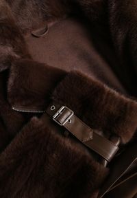 Renee - Brązowa Kurtka Futerko z Paskiem z Imitacji Skóry Zdobiona Klamerkami Jynlisa. Okazja: na co dzień. Kolor: brązowy. Materiał: skóra, futro. Wzór: aplikacja. Styl: casual #6