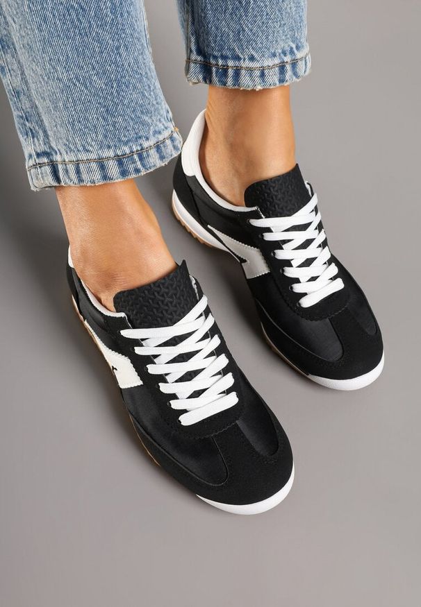 Born2be - Czarne Sneakersy w Stylu Kultowych Tenisówek z Ozdobnymi Przeszyciami Valtewi. Okazja: na co dzień. Kolor: czarny. Materiał: jeans. Wzór: aplikacja. Obcas: na płaskiej podeszwie