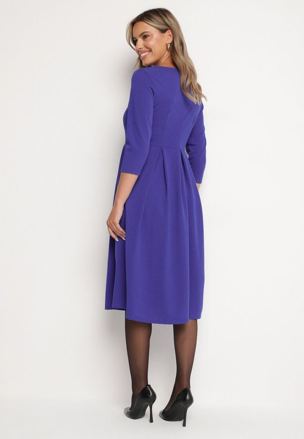 Born2be - Fioletowa Rozkloszowana Sukienka z Rękawem 3/4 Nomiel. Okazja: na spotkanie biznesowe. Typ kołnierza: dekolt w kształcie V. Kolor: fioletowy. Typ sukienki: rozkloszowane. Styl: biznesowy, klasyczny, elegancki