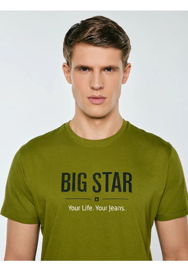 Big-Star - Koszulka męska o klasycznym kroju zielona Bruno 305. Okazja: na co dzień. Kolor: zielony. Materiał: dzianina, bawełna, materiał. Wzór: nadruk, jednolity. Styl: klasyczny