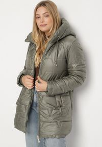 Born2be - Zielona Pikowana Kurtka o Prostym Kroju z Kapturem Nalarea. Okazja: na co dzień. Typ kołnierza: kaptur. Kolekcja: plus size. Kolor: zielony. Materiał: jeans, poliester, dzianina. Styl: klasyczny, casual, elegancki #4