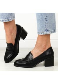 Czarne mokasyny damskie na obcasie M.Daszyński 2201D-3A. Okazja: na spotkanie biznesowe, do pracy. Nosek buta: okrągły. Zapięcie: bez zapięcia. Kolor: czarny. Szerokość cholewki: normalna. Materiał: skóra. Sezon: wiosna, jesień, lato. Obcas: na obcasie. Styl: biznesowy, elegancki, klasyczny. Wysokość obcasa: średni #1
