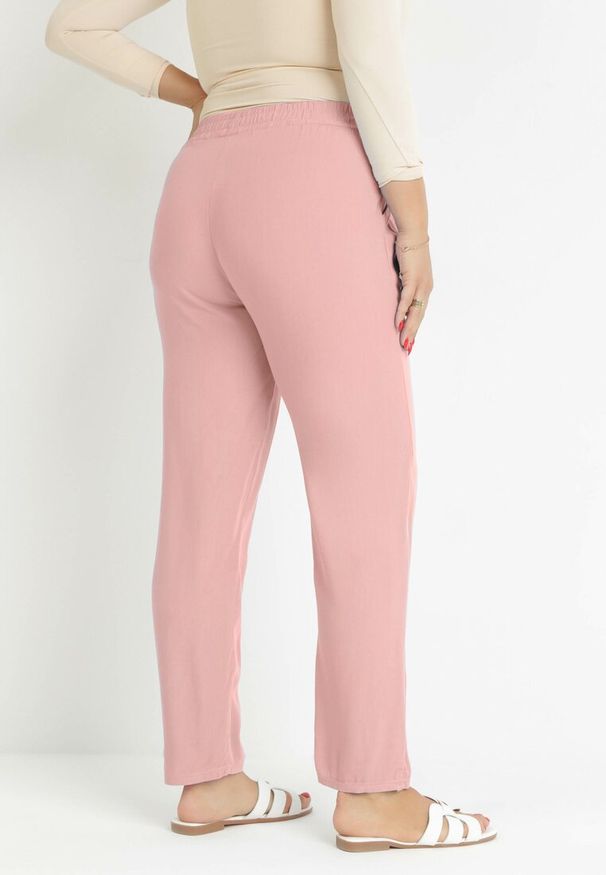 Born2be - Różowe Materiałowe Spodnie z Gumką w Talii Airiana. Okazja: na co dzień. Kolekcja: plus size. Kolor: różowy. Materiał: materiał. Styl: klasyczny, elegancki, casual