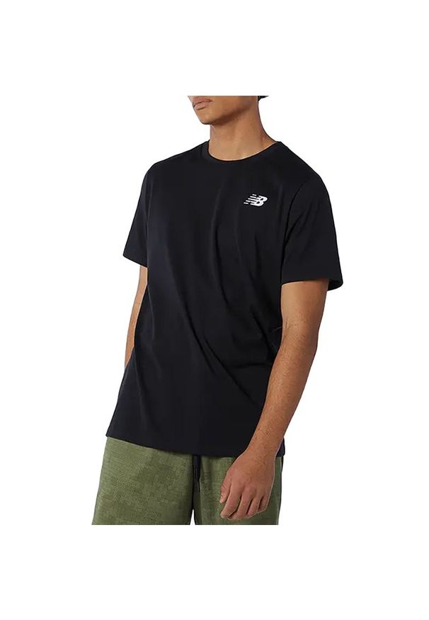 Koszulka New Balance MT11070BK - czarna. Kolor: czarny. Materiał: materiał. Wzór: aplikacja. Sport: fitness