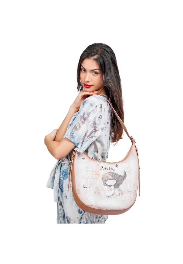 Beżowa Elegancka Damska Torebka Na Ramię Anekke Z Laleczką. Kolor: beżowy. Wzór: aplikacja, haft. Dodatki: z haftem. Materiał: skórzane. Styl: elegancki. Rodzaj torebki: na ramię