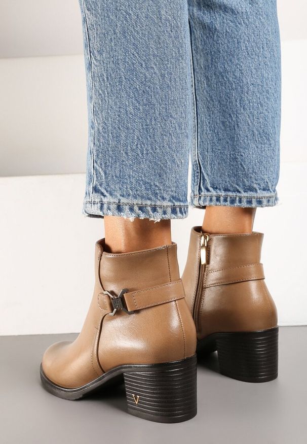 Born2be - Ciemnobeżowe Eleganckie Botki na Słupku z Ozdobną Aplikacja przy Cholewce Ninnithia. Okazja: na co dzień. Kolor: beżowy. Materiał: jeans. Szerokość cholewki: normalna. Wzór: aplikacja. Obcas: na słupku. Styl: elegancki