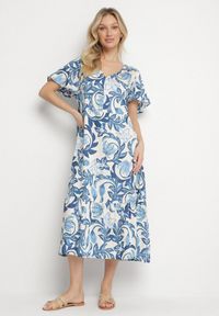 Born2be - Niebieska Pudełkowa Sukienka z Wiskozy w Kwiaty z Dekoltem w Serek Inisara. Okazja: na co dzień. Typ kołnierza: dekolt w serek. Kolor: niebieski. Materiał: wiskoza. Długość rękawa: krótki rękaw. Wzór: kwiaty. Styl: casual, elegancki, klasyczny #1