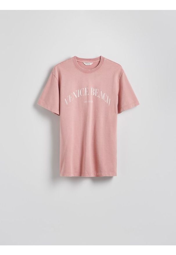 Reserved - T-shirt regular z nadrukiem - brudny róż. Kolor: różowy. Materiał: bawełna, dzianina. Wzór: nadruk