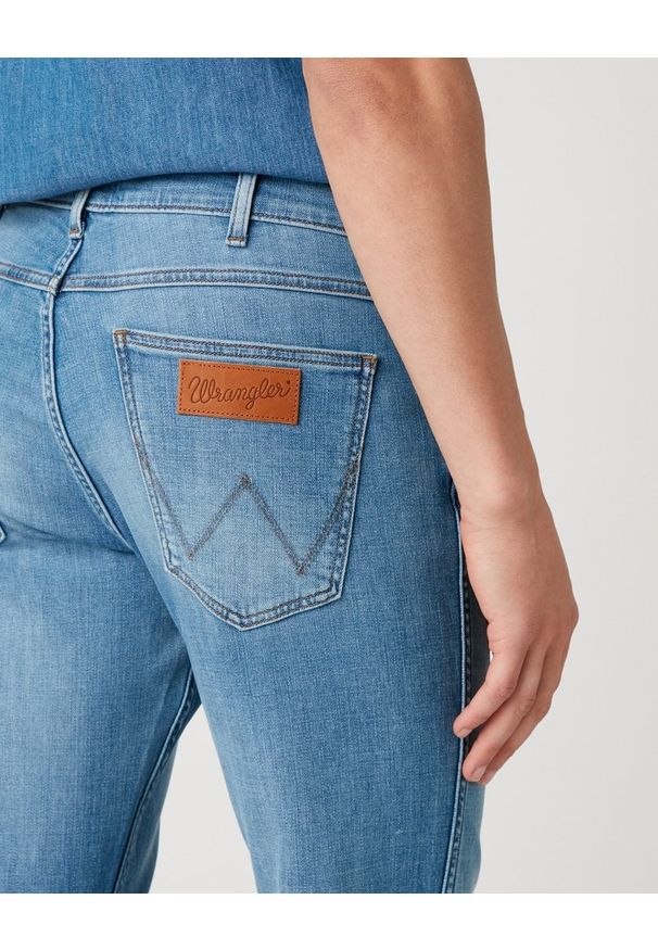 Wrangler - MĘSKIE SPODNIE JEANSOWE WRANGLER GREENSBORO LIGHT STRIKE W15QQ148S 112127028