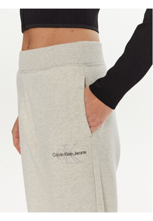 Calvin Klein Jeans Spodnie dresowe Monologo J20J223590 Szary Relaxed Fit. Kolor: szary. Materiał: syntetyk, bawełna