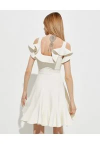 Alexander McQueen - ALEXANDER MCQUEEN - Biała sukienka z falbaną. Kolor: biały. Materiał: wiskoza. Długość rękawa: na ramiączkach. Długość: mini #4