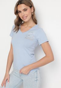 Born2be - Jasnoniebieski T-shirt Koszulka z Trójkątnym Dekoltem z Bawełny Ozdobiona Nadrukiem Elanoa. Okazja: na co dzień. Kolor: niebieski. Materiał: bawełna. Wzór: aplikacja, nadruk. Styl: casual, elegancki #6